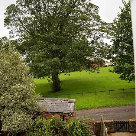 Peaceful Nr Roundhay Park ليدز